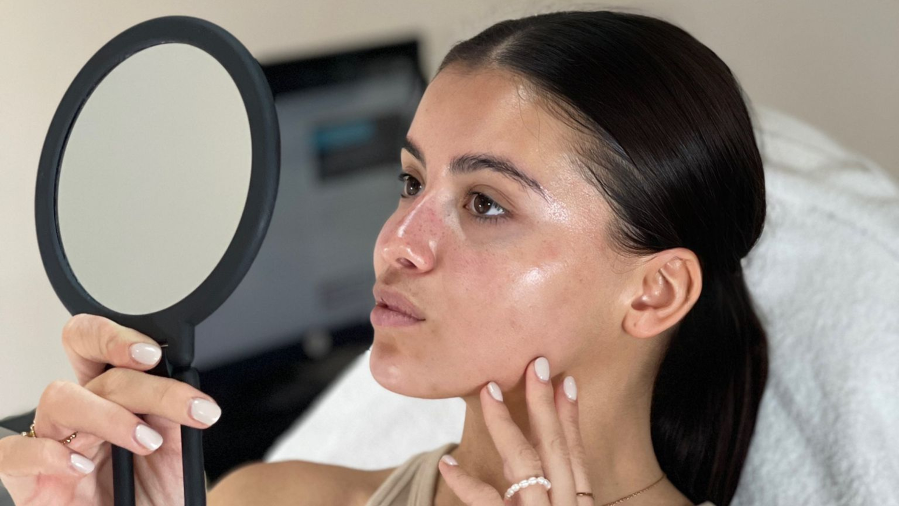 Model met stralende huid na HydraFacial-behandeling bij SKINSIS