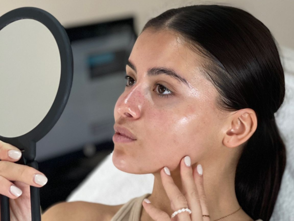 Model met stralende huid na HydraFacial-behandeling bij SKINSIS
