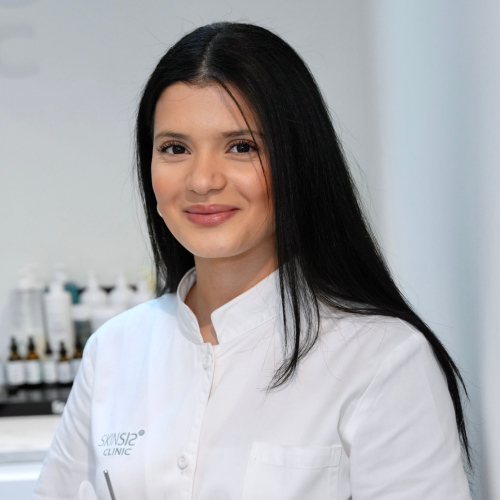 Kaoutar, teamlid bij SKINSIS Clinic